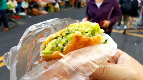 烏日水煎包。一咬下會爆高麗菜。還有那蔥油餅吃起來滋味不一樣