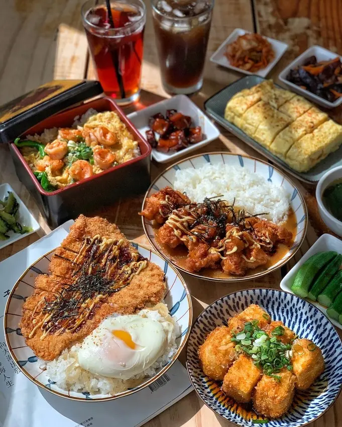 【滋多屋】苗栗竹南平價、大份量餐廳推薦『滋多屋』，主打日式蓋飯&定食，小菜多達14種選擇！加50元就附小菜兩盤+湯品+甜點！超級划算～ - 阿華田的美食日記