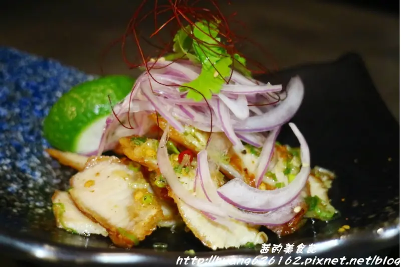 【台北大安區 】台北東區酒吧『Tiger Lily』生牛肉卡帕丘 / Tiger Lily 骰子肋眼牛排 / 松阪豬蔥鹽燒 / 海膽雞肉唐揚 / 泡菜豬肉燒肉飯、特色酒吧、捷運忠孝復興站、明星藝人開的