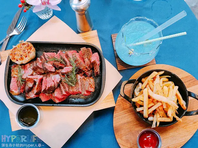 妃黛方舟Fidèle Arche - 空間大氣、環境舒服的公益路美食餐廳！現場還時常有LIVE演出，二樓還有更高級的歐式餐點，晚上還會有造雪機製造下雪的氣氛哦！