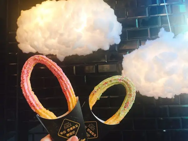 中壢✿戀愛吧 Lovejuice 漸層果汁✿除了漸層果汁還有正宗韓式吉拿棒 ! 超好拍的雲朵店面~