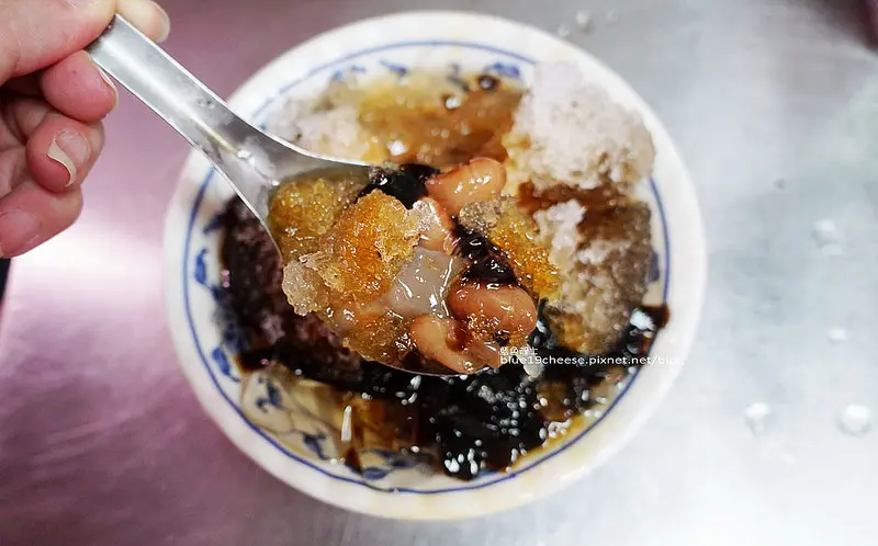 【嘉義東區】東市場粉條冰-六十年老店.便宜料多好划算.米苔目粉條粉粿綜合冰.還有冬季限量甜米糕.推薦嘉義必吃小吃.食尚玩家.就要醬玩推薦