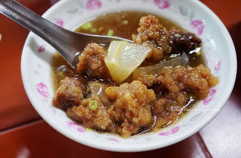 【嘉義東區】嘉義東市場袁家現炸排骨酥筒仔米糕-六十年老店.現炸排骨酥香氣四溢.排骨酥湯必喝.筒仔米糕也來一份.平價銅板在地小吃.古早味美食