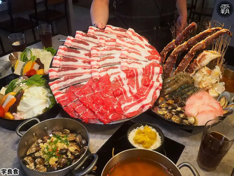 中科商圈宇良食火鍋，肉肉大拼盤帝王蟹套餐，搭卜卜蜆煮出鮮味~