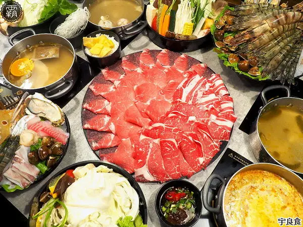  宇良食健康鍋物，舒爽工業風環境吃鍋物，夏日限定新鍋底，剝皮辣椒、肉骨茶、肉桂紅酒挑戰味蕾！        
      