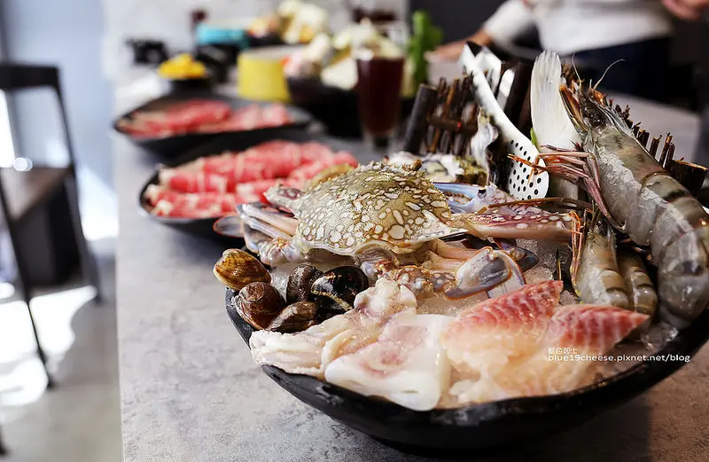 【台中西屯】宇良食中科國安店-Tiffany藍和亮色黃鍋具漂亮又帶有質感.工業風裝潢.食材新鮮.家庭朋友聚餐.單人鍋和雙人套餐都有.天冷就是要吃鍋.米平方商場.中科商圈美食推薦