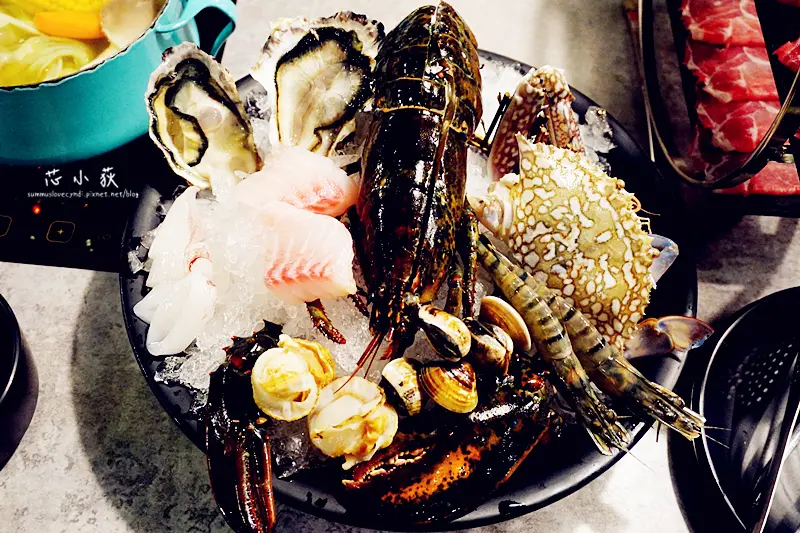 Yüs宇良食中科國安店。米平方商場，來自沙鹿超人氣火鍋店，極致波士頓龍蝦套餐享受，平日780元起就可以享用巨蝦雙人套餐，花蟹套餐，就是要吃海鮮!