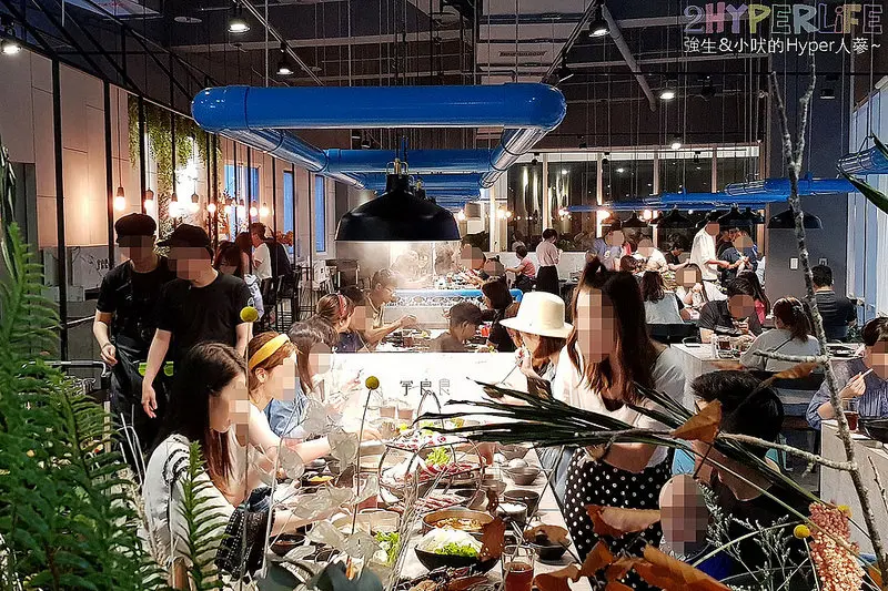 宇良食健康鍋物│中科國安店夏季新湯底肉骨茶和剝皮辣椒開胃又清爽！菜盤肉盤都份量十足，家庭或朋友聚餐好選擇～ @強生與小吠的Hyper人蔘~