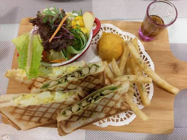 Love73House-精誠路上新開幕的早午餐店  有美麗的店長替我們服務  餐點簡單份量很夠單價又低  還有超美味的乳酪蛋糕必吃  喜歡拍照的人也有一個小天地              