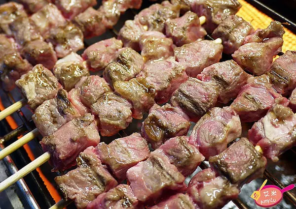 西屯逢甲夜市平價骰子牛。牛逼 安格斯骰子牛。牛肩肉切丁串起來火烤 肉香肆意勾引很難不被迷惑啊~ 玫瑰海鹽/黑胡椒醬/匈牙利紅椒三款口味全推薦        
      