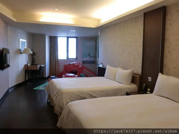 {雲林住宿}雲林斗六親子住宿推薦：緻麗伯爵酒店親子房，百玩不膩溜滑梯，嬰兒床、床圍、澡盆一應具全！３月底前買一送一還不快來住！