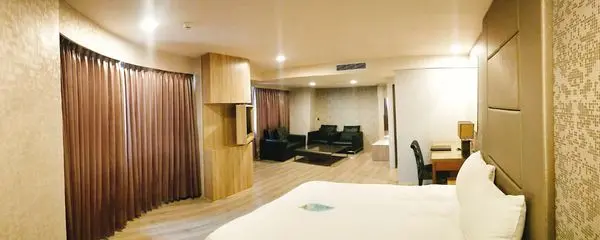 [雲林斗六兩天一夜/旅館住宿/遊記] 緻麗伯爵酒店│露天酒吧品星月，優雅風貌舒適宿，擁抱圓環新夢境