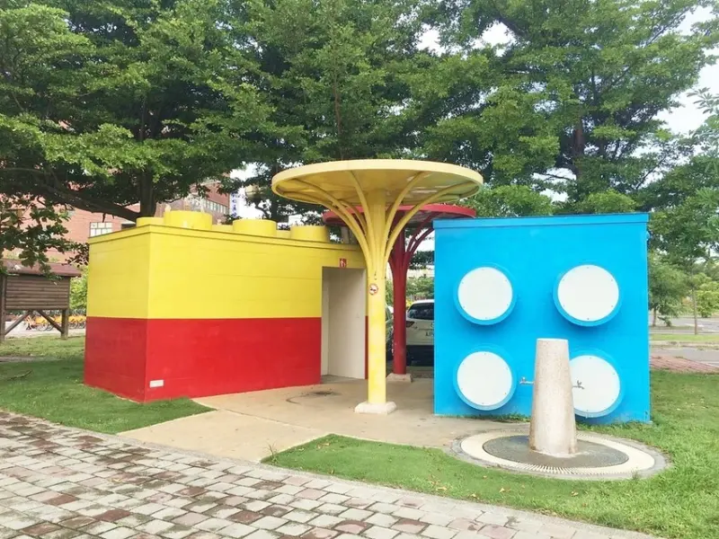 【旅遊】超吸睛樂高積木廁所與造型沙坑，跟著小鹿斑比逛公園!還有音樂藝術廣場玩傳聲筒，超大型可追趕跑跳溜滑梯~鹿港鎮立兒童公園玩耍趣