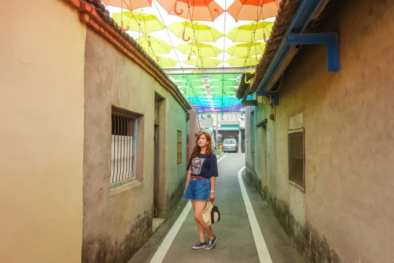 【彰化和美免費景點】卡里善之樹Rainbow House；文青風格滿溢，舊社區新亮點，漫步彩虹傘巷下，雨傘產業也能有新創思。