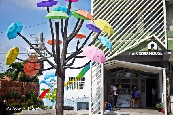 [彰化] 超繽紛、超好拍的彩虹傘巷~為愛撐傘．卡里善之樹