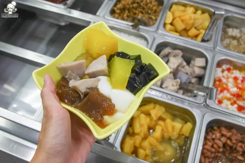 超滿餡料的銅板八寶挫冰，自助挫冰、手工豆花、芒果冰都是夏日消暑首選 X 吳家豆花八寶冰