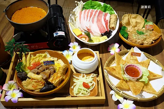 《北市中山區♥食記》Coco Brother 椰，兄弟。椰林南洋熱帶情 ig熱門打卡點，椰皇燉奶、泰式酸辣火鍋、椒麻雞，這邊還吃得到超酷的獨門創意東央貢泰式滷味！(中山站)