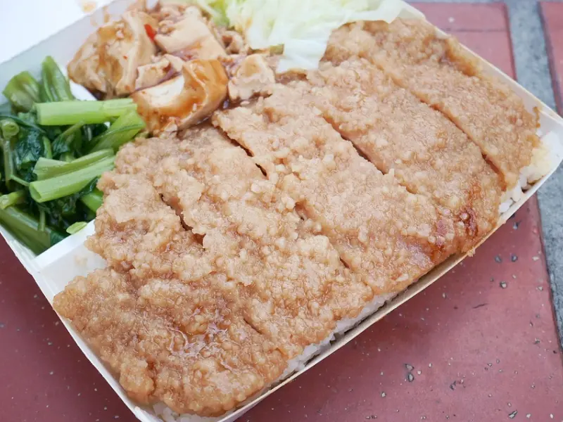 台中逢甲人氣便當，每天換菜色，8種菜任你挑選，主食最推滷排和薑絲肉片-金展快餐