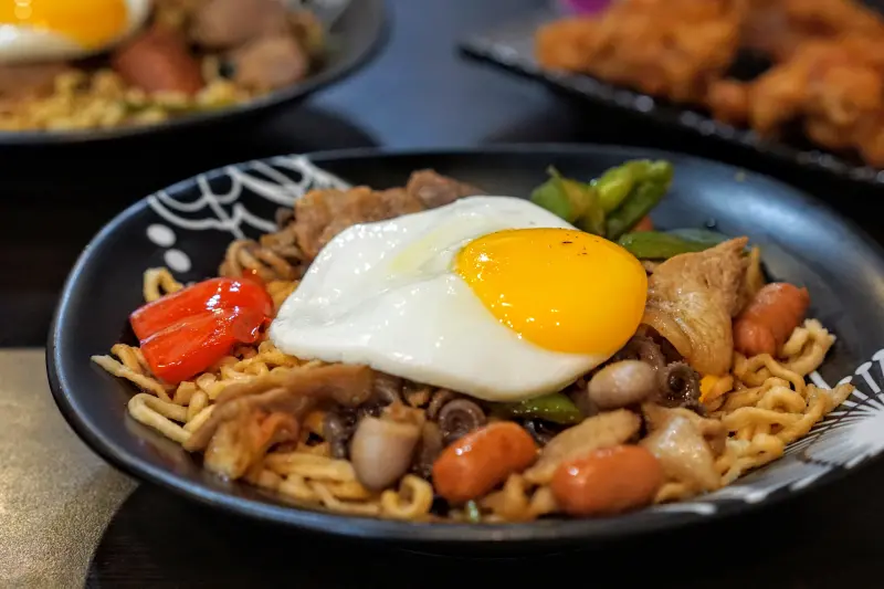 【高雄 塩居 特製炒麵專賣店。深夜食堂的新選擇／客製化特製炒麵／炒泡麵】新興店