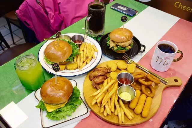新北市板橋美式餐廳》林斯漢堡。近捷運府中站的潮流新美式餐廳，漢堡口味眾多又美味，快來響應新漢堡運動
