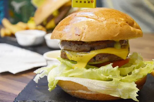 林斯漢堡美式餐廳(捷運府中站)~~新北板橋美食分享．份量及美味兼具的漢堡及三明治