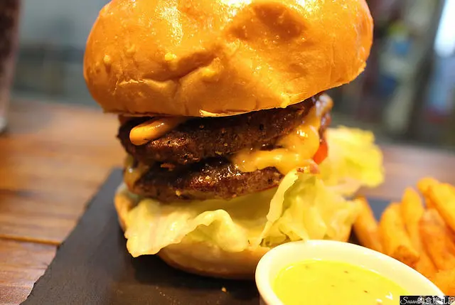 板橋美食|林斯漢堡美式餐廳超大份量美式漢堡板橋府中美食新選擇/Lins Burger/附插座/用餐不限時