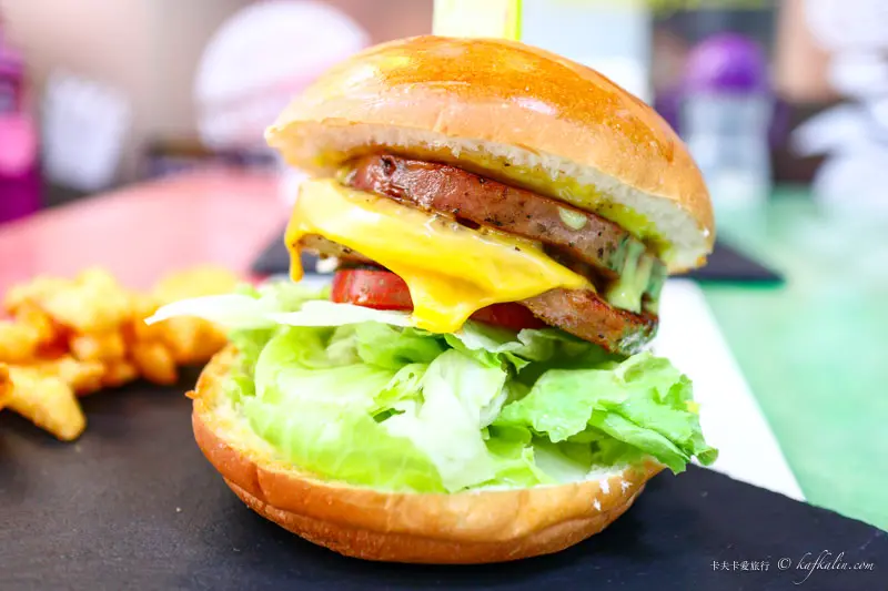 新北板橋｜林斯漢堡美式餐廳｜近捷運府中站多汁牛肉魚排漢堡三明治聚餐首選 - 卡夫卡愛旅行