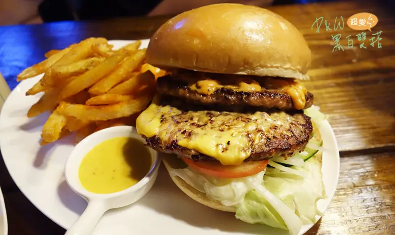 【新北美食】藏身社區中的美式漢堡，林斯漢堡美式餐廳～多汁雙層厚牛肉，淋上起司超滿足！@板橋府中@黑白雙搭