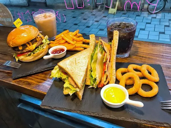 【食記】新北板橋｜不限時用餐｜林斯漢堡美式餐廳｜LinsBurger｜ 板橋府中美食 ｜大份量美式漢堡｜附菜單 。捷運府中站1號出口