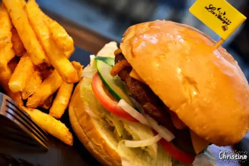 【新北。美食】 板橋 / 林斯漢堡美式餐廳，Lins Burger，美式漢堡，真材實料的經典牛肉堡，少油生菜多，近捷運府中站，板橋府中美食，可包場，可外送