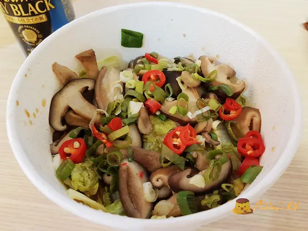 【台南美食】貨櫃屋裡的深夜食堂《鳳滷味》灑上蔥花與辣椒的加熱滷味