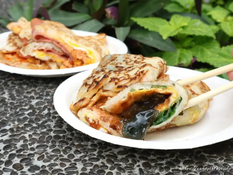 逢甲必吃古早味蛋餅，一大早就大排長龍，傳統麵糊蛋餅好厚實，竟然還有皮蛋蛋餅！