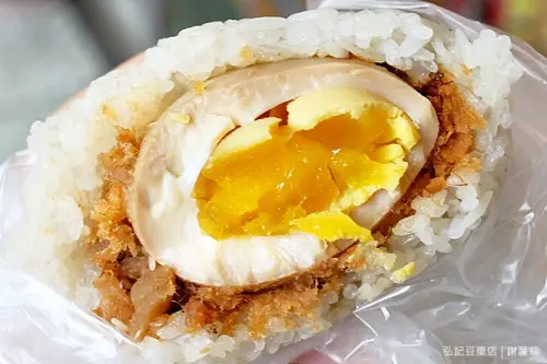 《蘆洲♥食記》弘記早餐店。飯糰不簡單，內餡竟然藏著半熟糖心蛋，清晨五點半開賣的隱藏版排隊早餐店！(三民高中站)
