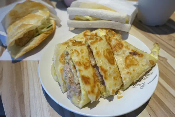 晨食年代‧永和巷弄臥虎藏龍的早餐好味道~雙倍蛋包起司吐司、雞柳條烤餅、鮪魚起司三重奏蛋餅厚呷!!!