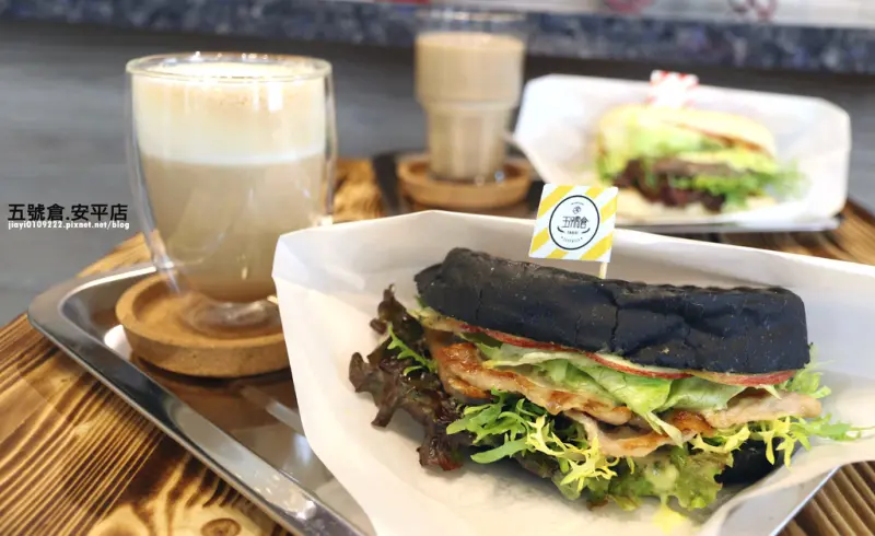【台南.安平區】五號倉安平店。義式三明治早午餐專賣店：「黃金義式手工牛漢堡肉帕尼尼」&「黑鑽竹炭松阪豬肉帕尼尼」美味無法擋