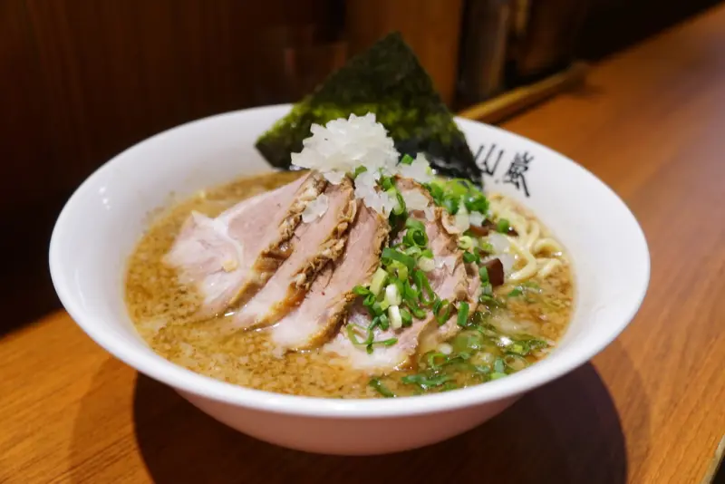 北海道來的好吃海湯拉麵  叉燒也是亮點哦-山嵐拉麵台灣分店@捷運忠孝復興站@東區