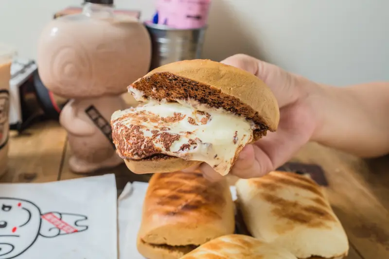 路邊碳烤手工饅頭 x 中西合併貫穿古今的美味