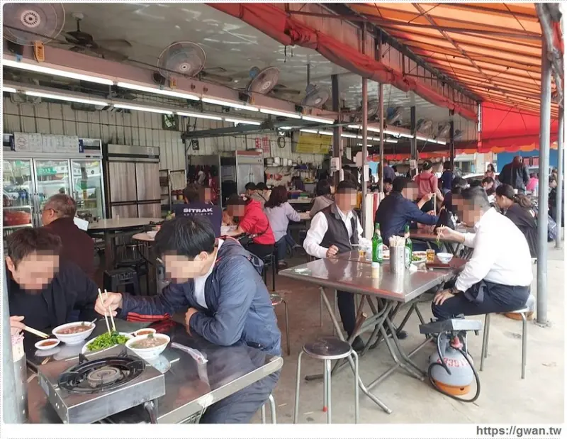 台中少見的全牛料理，路邊一攤生意超好，一早就能吃牛肉麵！