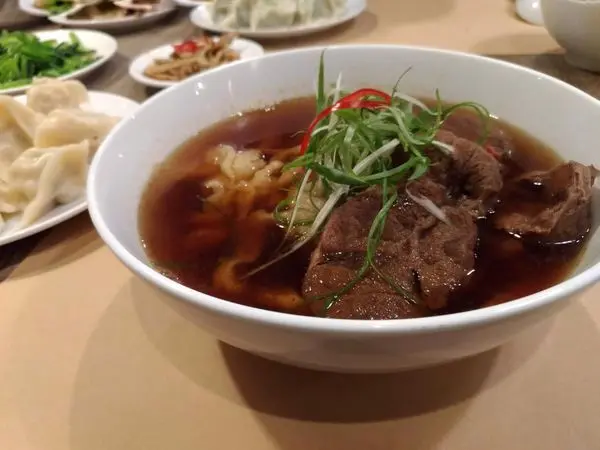 【桃園｜南崁美食】力鍛金家傳眷村味｜眷村第三代兄弟其利斷金，打造乘載著外婆味道的工業風麵館