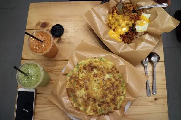 高雄左營區=<食>Bitch小姐~網美人氣夯店＊想當Bitch請排隊＊深夜食堂在巷弄＊方形甜甜圈好可愛＊近捷運站不過太晚吃完也是沒捷運=