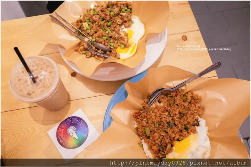 ✿高雄✿ 漢神巨蛋商圈附近的深夜食堂 南洋風味打拋豬肉飯 還有好吃又有特色的甜甜圈 推薦玫瑰夫人奶茶好好喝 ➜ Bitch小姐