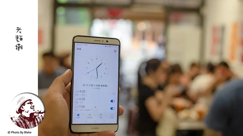 這些人都不用上班嗎？平日下午一點半滿滿的用餐人潮，評價超過2000則的泰國小餐館｜布雷克出走旅行視界