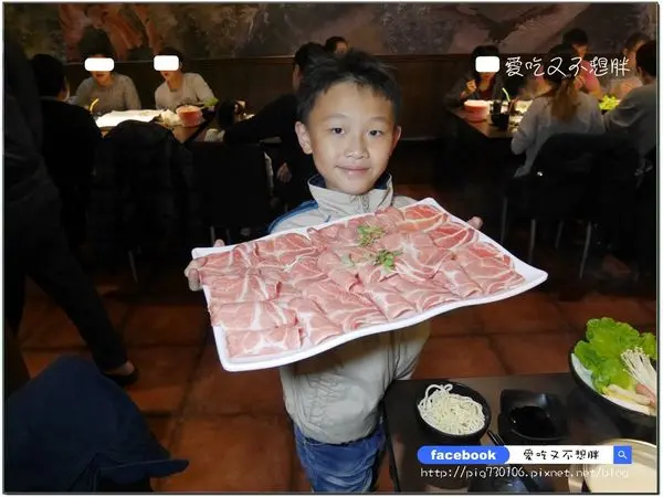 【新北市三重/美食】人潮眾多一定要先訂位！超大肉盤讓你大口吃不必怕！飲料/冰淇淋無限量供應。肉多多火鍋-肉品專賣店