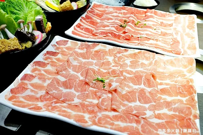 《三重♥食記》肉多多火鍋店(三重正義店)。盤子超過30公分的超澎派大份量肉盤，嗜肉者天堂，還有免費冰淇淋、冰飲無暢飲吃到飽！(三重國小站)