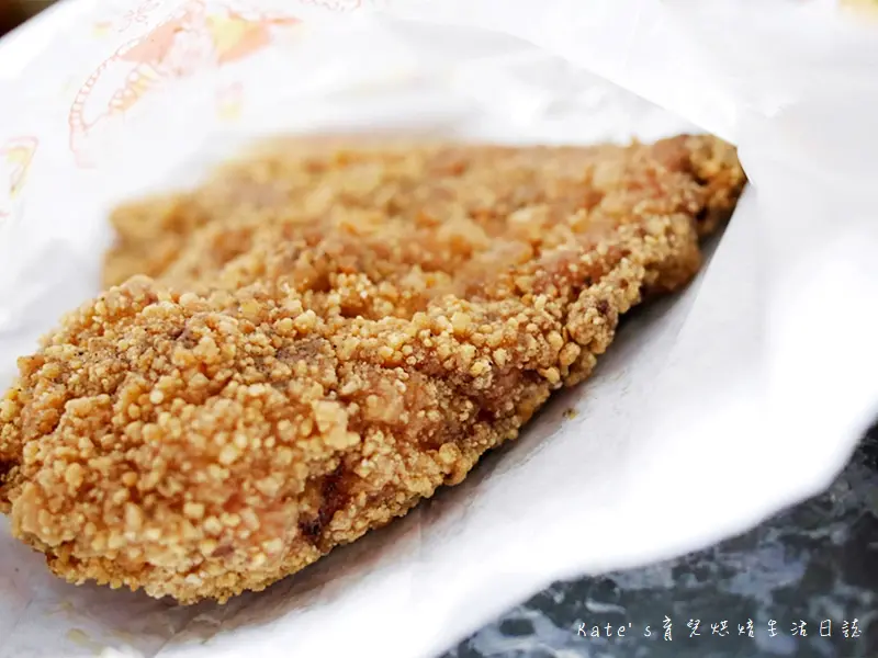 【食．三重】三重大同北路 噴汁炸雞。使用脫油機少了油膩膩，大快朵頤不膩口、罪惡感也跟著走