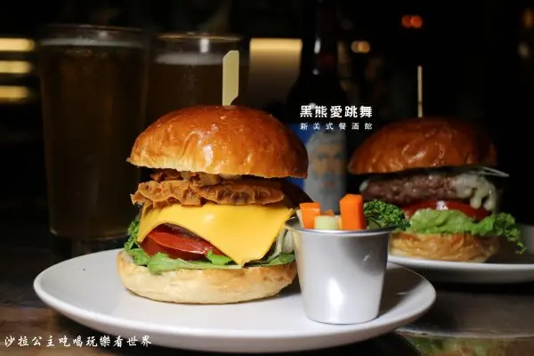 大安區新美式餐酒館『黑熊愛跳舞 Moon bear loves dancing』漢堡/捷運六張犁站/