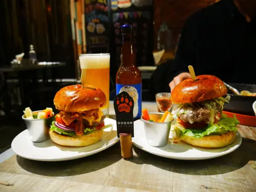 【Angelas日嚐】驚豔味蕾的創意漢堡，當加州藍帶遇上台灣在地風味，從漢堡餡到麵包都令人陶醉【黑熊愛跳舞 Moon beer loves dancing】
