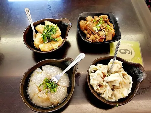 苗栗市[江技舊記專業餛飩店]人氣小吃~ 餛飩+客家(?)風肉圓+熱狗!!(其實是黑輪!!)+好吃的魯味 2019食記~ 人氣旺呀!