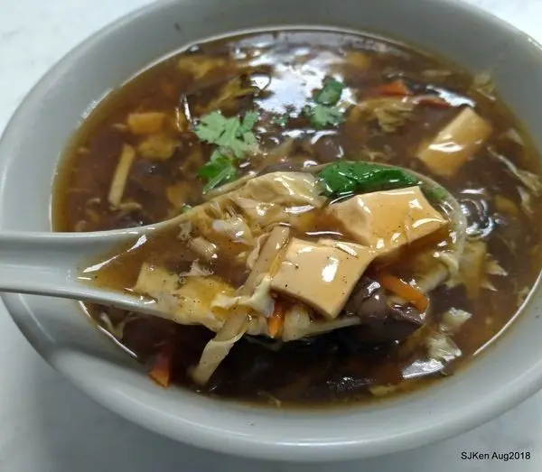 (台北捷運中和新蘆線中山國小站周邊美食)「老牌山東水餃大王」--- 又酸又辣又香濃的「酸辣湯」、小菜「素雞」與「韭菜水餃」