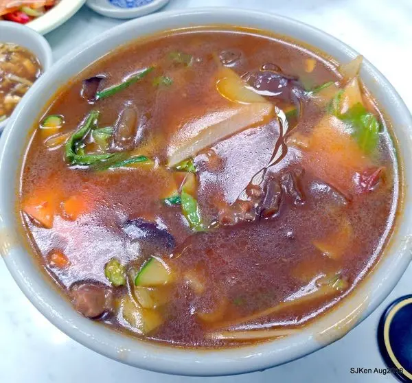 (台北捷運中山國小周邊美食)二訪「老牌山東水餃大王」--- 湯濃料多好滋味的「牛肉燴飯」與「玉米湯」